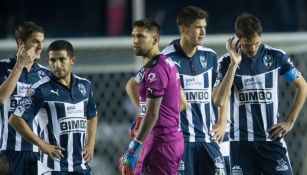 Jonathan Orozco, César Montes e Hiram Mier junto a Basanta y Gargano en un juego de Rayados