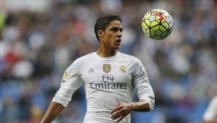 Raphael Varane busca el balón durante un partido del Real Madrid