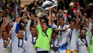 Iker Casillas levantando la Décima con el Real Madrid