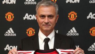 José Mourinho posa como nuevo DT del Manchester United