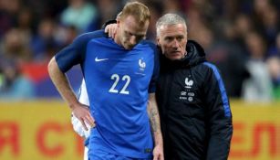 Mathieu deja la cancha después de lesionarse durante el partido Francia vs Rusia