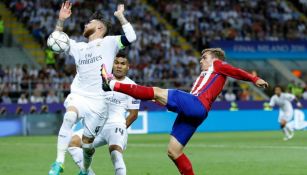 Ramos tocando el balón con el brazo dentro del área