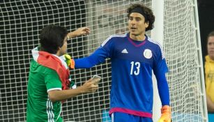 Guillermo Ochoa junto al espontaneo en el Georgia Dome