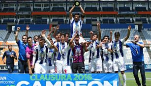 Pachuca Sub 17 levantando el título de campeón