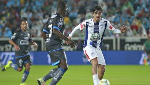 Pizarro conduce balón en la Final contra Monterrey