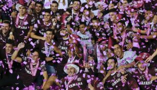 Los jugadores del equipo 'Granate' celebran el título luego de golear a San Lorenzo en la Final del Torneo Argentino