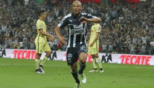 Sánchez festejando un tanto con los Rayados