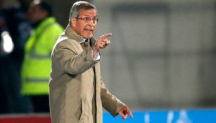 El entrenador Oscar Washington Tabárez dando indicaciones en encuentro de la Selección Uruguaya