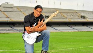 Francisco Palencia posa para la lente de RÉCORD con su guitarra