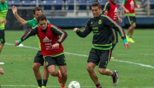 Javier Hernández y Héctor Moreno pelean un balón en un entrenamiento