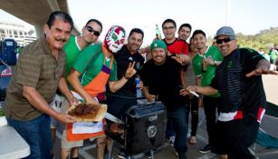 Aficionados mexicanos afuera del estadio haciendo un asado