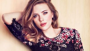 Scarlett Johansson posa ante la cámara durante una presentación