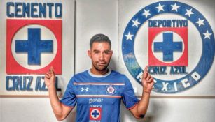 Rojas posa con los escudos de Cruz Azul