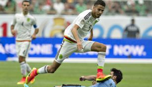 Diego Reyes conduce balón contra Uruguay 