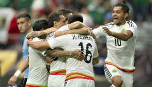 Jugadores de México festejan anotación contra Uruguay 