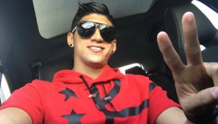 Alan Pulido tomando una selfie en su automóvil