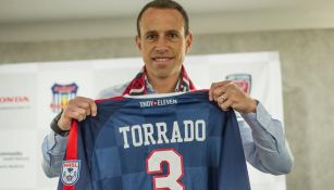 Torrado posa con la playera del Indy Eleven