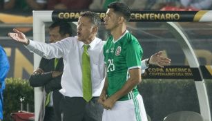 Osorio conversa con Molina en el partido contra Jamaica