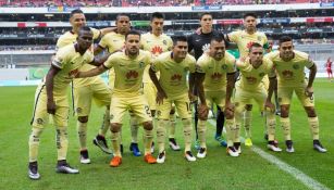 Jugadores del América posan para la foto previo a un encuentro