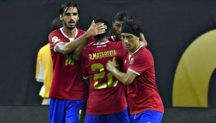 Jugadores de Costa Rica festejan gol contra Colombia