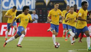 Willian conduce el esférico con Brasil