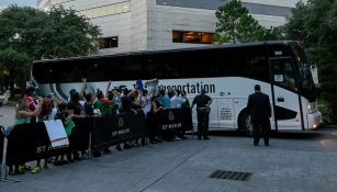 El camión de la Selección Mexicana llegando a Houston