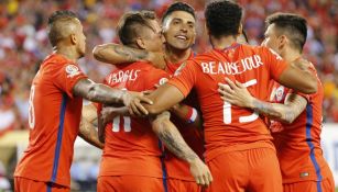 Jugadores chilenos festejando un tanto contra Panamá