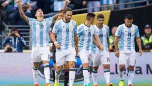 Jugadores de Argentina celebran un gol contra Bolivia