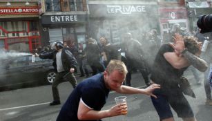 Policías dispersan aficionados con gas en las calles de Lille