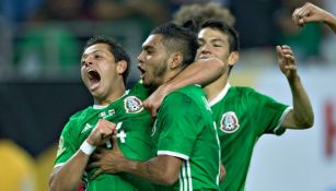 Chicharito festeja un gol con el Tri