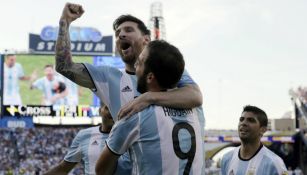 Lionel Messi festeja gol de Higuaín 