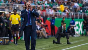 Juan Antonio Pizzi, gritando indicaciones a sus jugadores durante el juego contra México