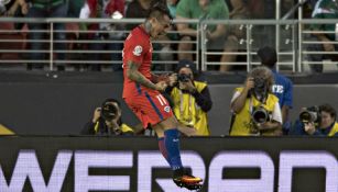 Eduardo Vargas celebra gol en paliza contra México 