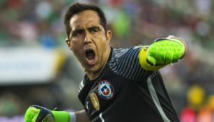 Claudio Bravo festeja gol de Chile contra México