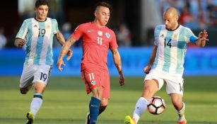 Eduardo Vargas pelea un balón en el duelo entre Argentina y Chile