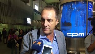 Rodrigo Ares de Parga dando unas palabras a los medios en el aeropuerto