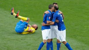 Los jugadores de Italia celebran un gol frente a Suecia
