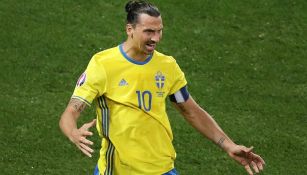 Zlatan molesto tras una falla frente al marco belga