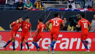 Jugadores de Chile celebran un gol en el Soldier Field