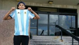 Michael Soto presume su playera con el autógrafo de Messi