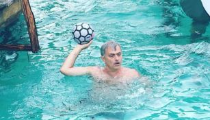  José Mourinho, juega con una pelota dentro del agua 