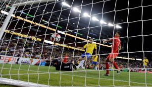 Momento en que Ruidíaz empuja el balón con la mano al fondo del arco brasileño