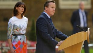 David Cameron da un discurso en Londres junto a su esposa