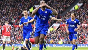 Wes Morgan celebra un gol con Leicester, Campeón de Premier