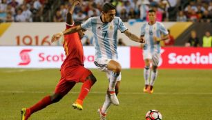 Di María disputa un balón en un partido con Argentina