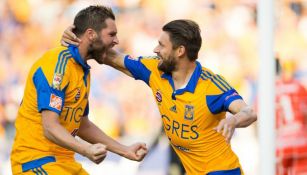 Rafael Sobis celebra un gol junto a Andre-Pierre Gignac en el C2016