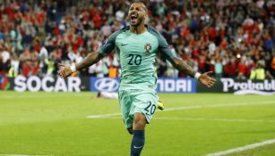 Renato conduce el balón en contragolpe de Portugal contra Croacia 