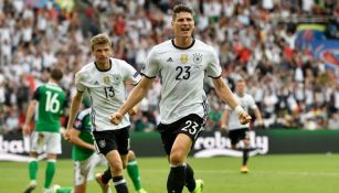 Mario Gómez celebra el gol del triunfo de Alemania frente a Irlanda Del Norte
