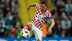 Srna controla un balón durante juego de Croacia