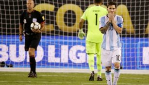 Lionel Messi, lamentando su falla desde los once pasos en CA